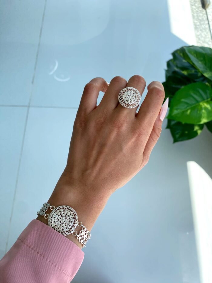 ⁦سوارة وخاتم سارة⁩ - الصورة ⁦1⁩